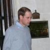Le prince William, anxieux à la sortie de l'hôpital King Edward VII où son épouse Kate Middleton a été hôspitalisé après l'annonce de sa grossesse, à Londres le 3 décembre 2012