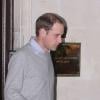 Le prince William, anxieux à la sortie de l'hôpital King Edward VII où son épouse Kate Middleton a été hôspitalisé après l'annonce de sa grossesse, à Londres le 3 décembre 2012