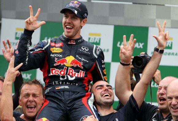 Sebastian Vettel après avoir glané son troisième titre de champion du monde à Interlagos au Brésil le 25 novembre 2012, devenant le plus jeune triple champion du monde de l'histoire