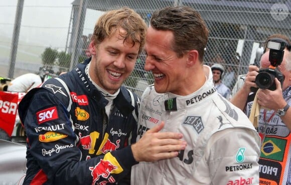 Sebastian Vettel en compagnie de Michael Schumacher, après avoir glané son troisième titre de champion du monde à Interlagos au Brésil le 25 novembre 2012, devenant le plus jeune triple champion du monde de l'histoire