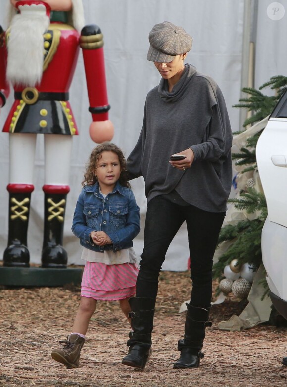 Halle Berry et sa fille Nahla sont allées dans un marché de Noël à Beverly Hills, le 4 décembre 2012.