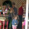 Halle Berry emmène sa fille Nahla sur un marché de Noël à Beverly Hills, le 4 décembre 2012. Il semblerait qu'Heidi Klum avec ses enfants se soient rendus au même endroit le 25 novembre 2012.