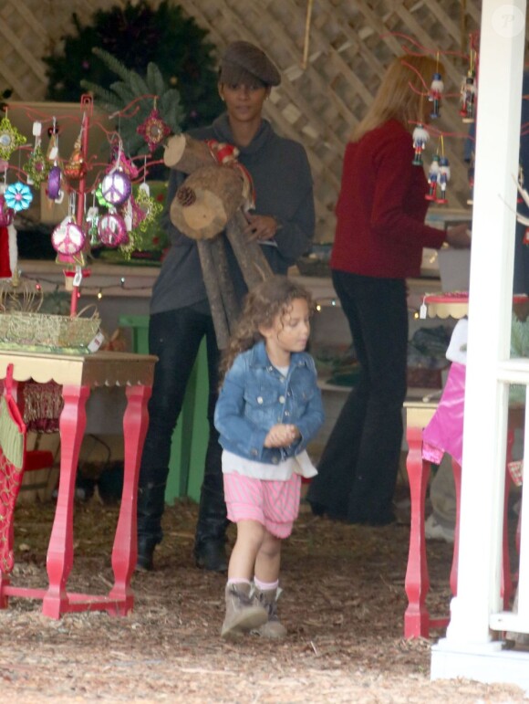 Halle Berry emmène sa fille Nahla sur un marché de Noël à Beverly Hills, le 4 décembre 2012. Il semblerait qu'Heidi Klum avec ses enfants se soient rendus au même endroit le 25 novembre 2012.