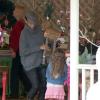 Halle Berry et sa fille Nahla font des achats dans un marché de Noël à Beverly Hills, le 4 décembre 2012.