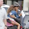Halle Berry et sa fille Nahla sont allées dans un marché de Noël à Beverly Hills, le 4 décembre 2012. L'actrice prend sa fille de 4 ans dans les bras.
