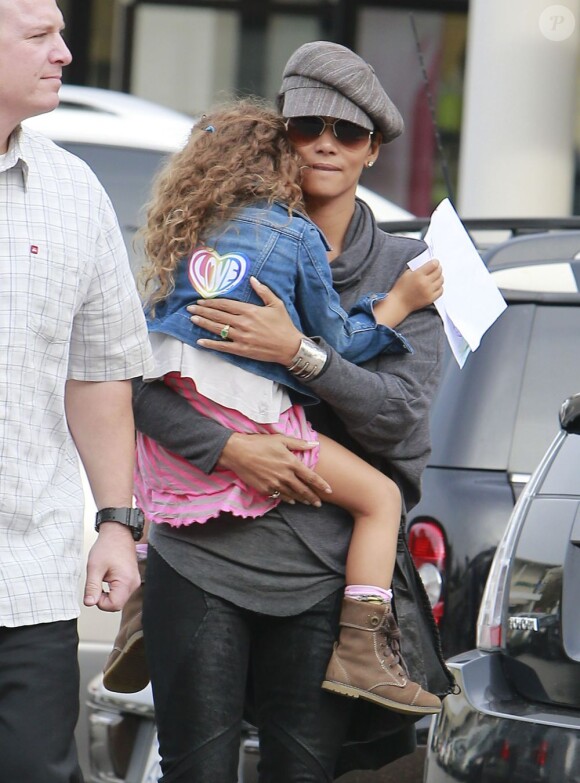 Halle Berry et sa fille Nahla sont allées dans un marché de Noël à Beverly Hills, le 4 décembre 2012. L'actrice prend sa fille de 4 ans dans les bras.
