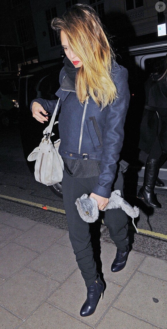 Jessica Alba de retour à son hôtel londonien le 4 décembre 2012