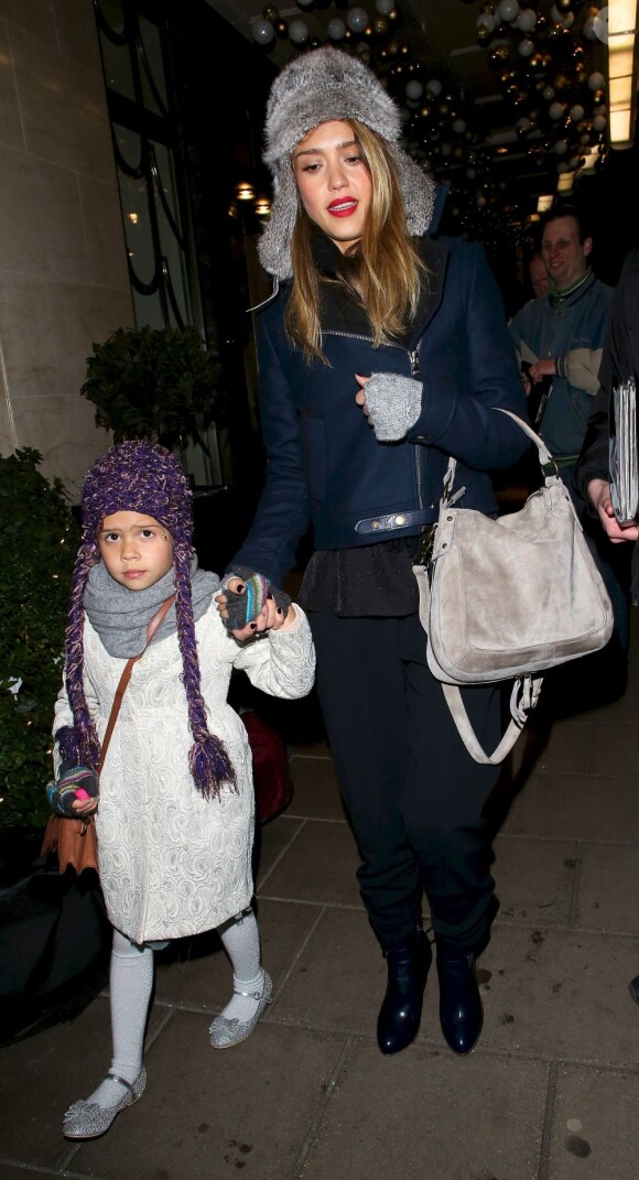 Jessica Alba et sa fille Honor bien couvertes sous le froid londonien le 4 décembre 2012