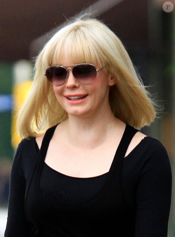 Rose McGowan expose sa chevelure blond platine à la sortie du Salon Benjamin à West Hollywood. Le 4 décembre 2012.