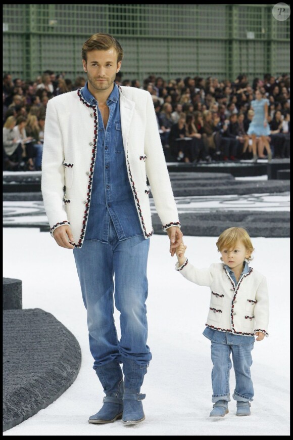 L'adorable Hudson défile pour Chanel avec son papa Brad Kroenig en octobre 2010