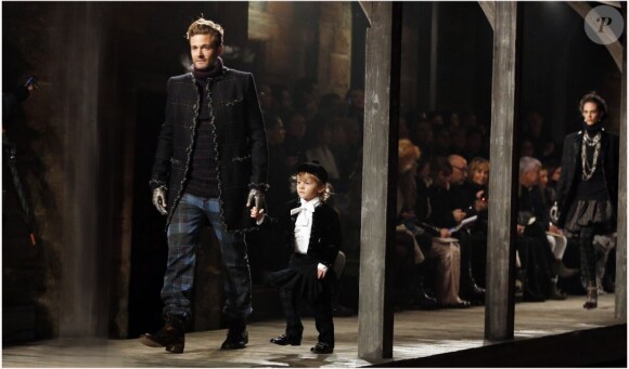 L'adorable Hudson Kroenig défile en Ecosse pour Chanel avec son papa. Le 4 décembre 2012