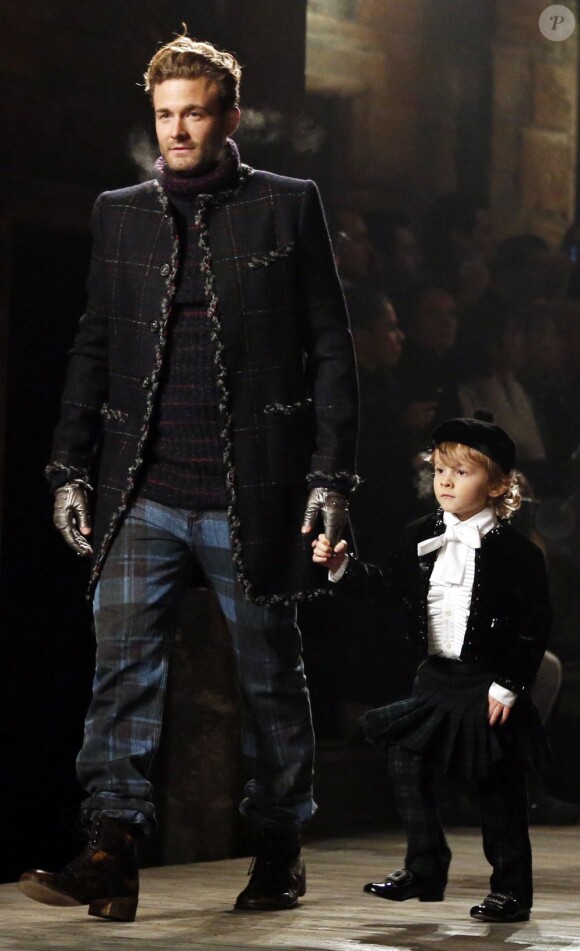 Le mini-top Hudson Kroenig défile en Ecosse pour Chanel avec son papa. Le 4 décembre 2012