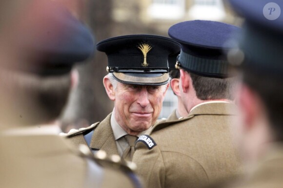 Le prince Charles, souriant, a remis les medailles "Operational Service Medals" au 1er bataillon des Welsh Guards, récemment rentré d'Afghanistan à Londres, le 6 décembre 2012