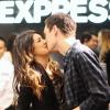 Shenae Grimes et Josh Beech s'embrassent, lors de l'ouverture d'un magasin Express à Vancouver, le jeudi 12 juillet 2012.