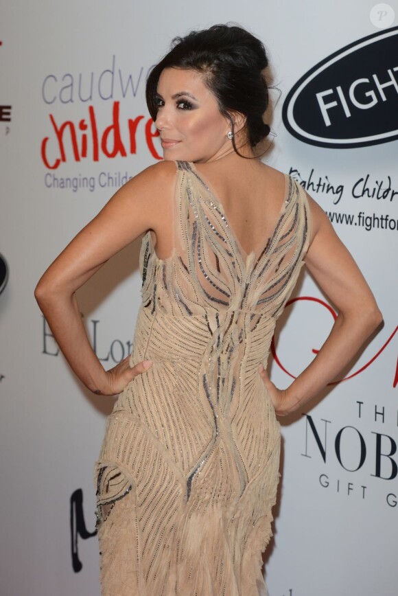 A 37 ans, Eva Longoria dévoile sa silhouette de rêve dans une longue robe au Noble Gift Gala, Londres, le 8 décembre 2012.