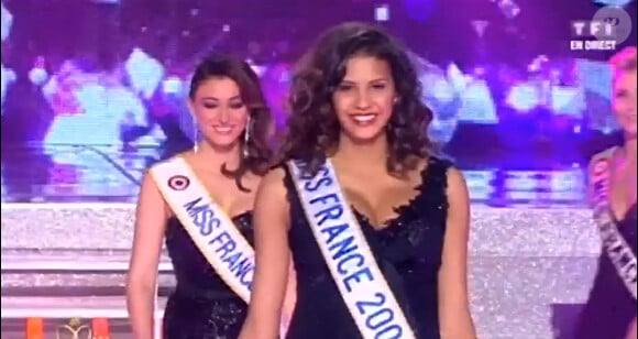 Chloé Mortaud, enceinte, lors du défilé des anciennes Miss, à Limoges, le samedi 8 décembre pour le sacre de Miss Bourogne en tant que Miss France 2013.