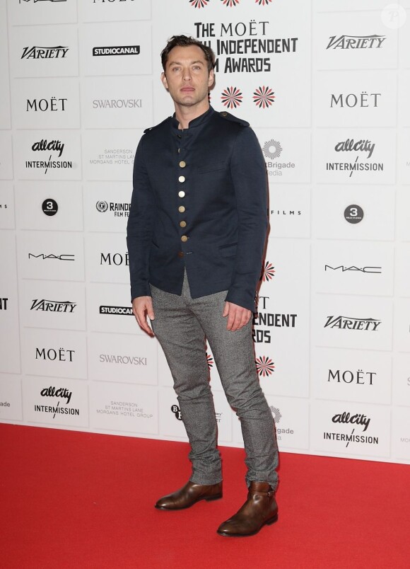 Jude Law et la classe sauce british sur le red carpet des British Independent Film Awards à Londres le 9 décembre 2012.