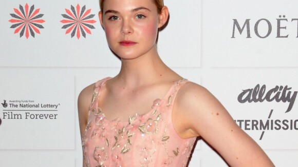 Elle Fanning, une princesse face à Andrea Riseborough et son décolleté étonnant