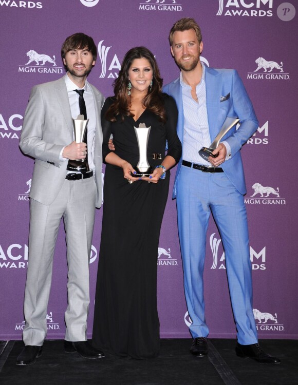Lady Antebellum (Dave Haywood, Hillary Scott, Charles Kelley) lors des CMA Awards le 1er avril 2012.
