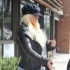 Christina Aguilera cache son visage. Elle est allée avec son compagnon Matthew Rutler et son fils Max Bratman, en tenue de karaté, déjeuner au restaurant Houston à Santa Monica, le 8 décembre 2012.