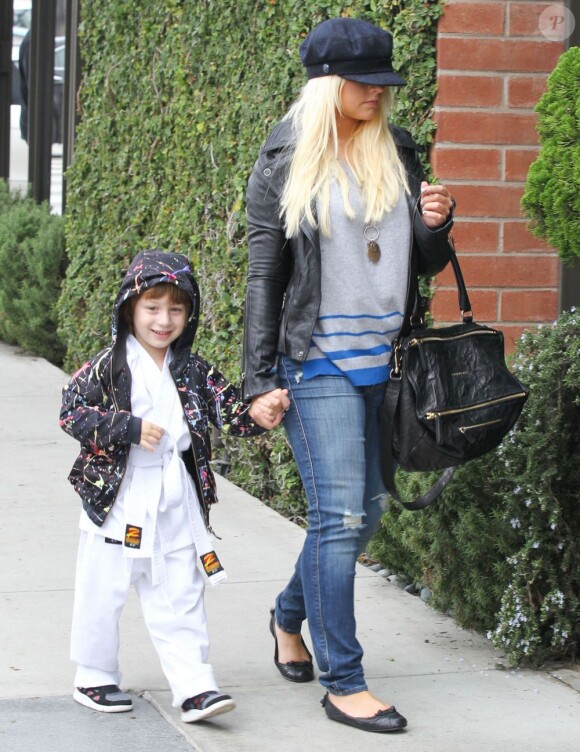 Christina Aguilera, son compagnon Matthew Rutler et son fils Max Bratman, en tenue de karaté, sont allés déjeuner au restaurant Houston à Santa Monica, le 8 décembre 2012.