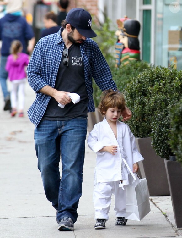 Jordan Bratman va chercher son fils max a son cours de karaté à Los Angeles le 1er décembre 2012.