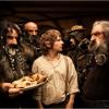 Bilbo au milieu de ses futurs compagnons de route, les nains d'Erebor conduit par Thorïn (Richard Armitage).