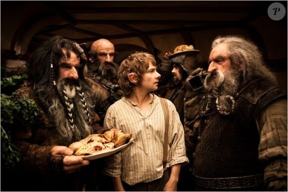 Bilbo au milieu de ses futurs compagnons de route, les nains d'Erebor conduit par Thorïn (Richard Armitage).