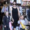 En dehors des plateaux de tournage, Angelina Jolie prendre soin de ses enfants et s'offre une séance de shopping à Los Angeles, le 28 octobre 2012.