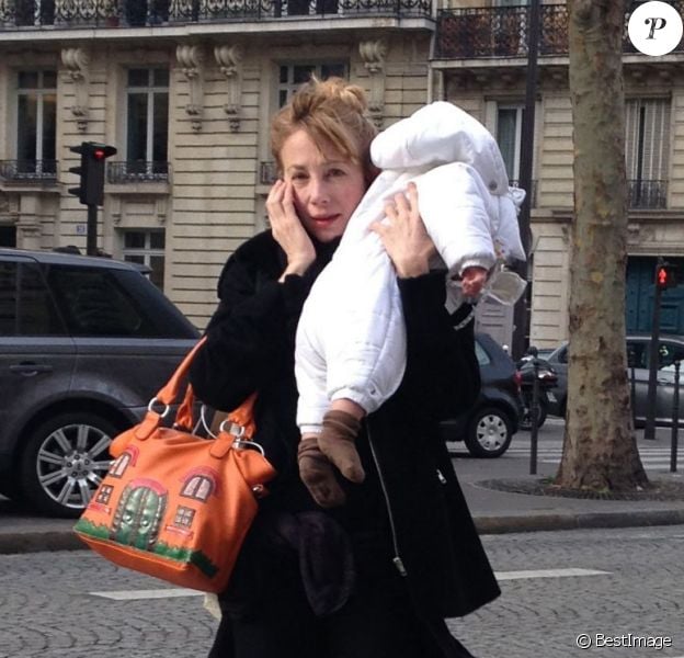 Julie Depardieu et son petit garçon Alfred surpris le 6 décembre 2012 dans les rues de Paris après une visite chez le pédiatre