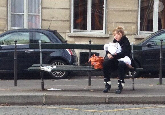 Julie Depardieu et son petit garçon Alfred le 6 décembre 2012 dans les rues de Paris après une visite chez le pédiatre