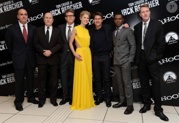 Robert Duvall, Christopher McQuarrie, Rosamund Pike, Tom Cruise, David Oyelowo et Lee Child lors de l'avant-première du film Jack Reacher au Odeon Leicester Square de Londres, le 10 décembre 2012