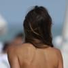 Claudia Galanti porte le bikini comme personne et nous le prouve sur une plage à Miami. Le 10 décembre 2012.