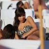 Kristina Liliana Chudinova, ex-femme de Lothar Matthäus, séductrice sous le soleil de Miami avec une amie le 7 décembre 2012