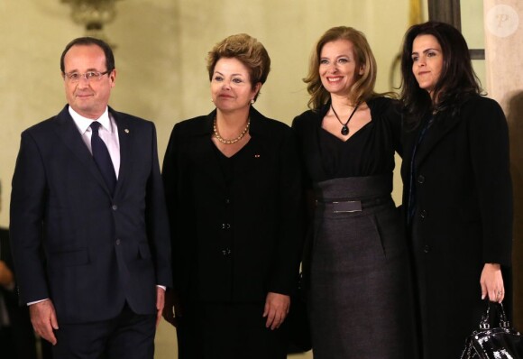 Valérie Trierweiler, François Hollande, la présidente du Brésil Dilma Rousseff et sa fille Paula Araujo lors d'un dîner d'Etat à l'Elysée, le 11 Decembre 2012.