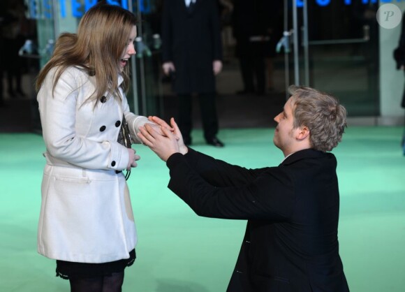 Un homme a fait sa demande en mariage sur le tapis vert de l'avant-première royale de The Hobbit le 12 décembre 2012 à l'Odeon Leicester Square.