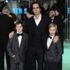 Nick Cave et ses fils lors de l'avant-première royale de The Hobbit le 12 décembre 2012 à l'Odeon Leicester Square.