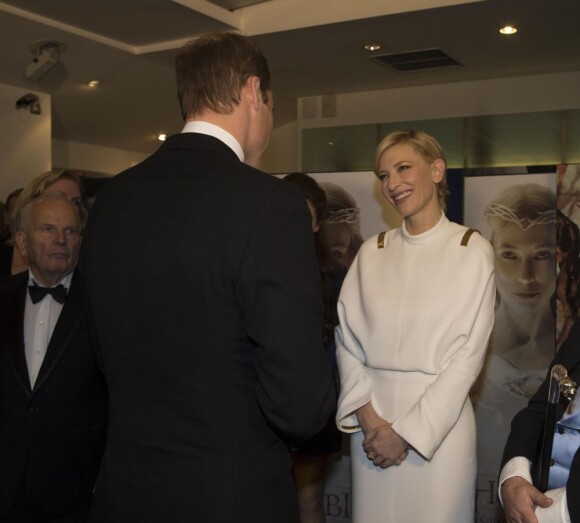 Le prince William face à Cate Banchett lors de l'avant-première royale de The Hobbit le 12 décembre 2012 à l'Odeon Leicester Square.