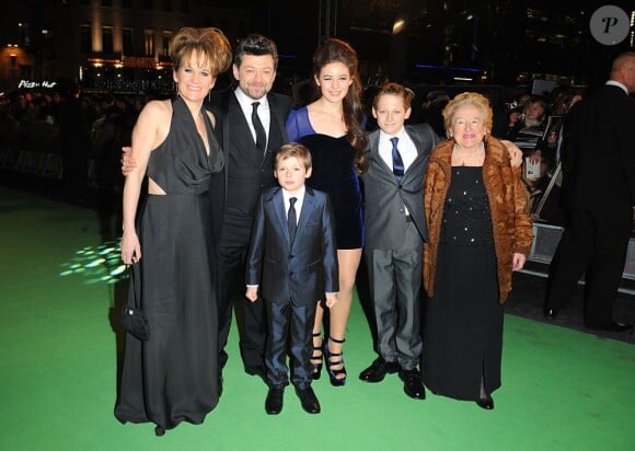 Andy Serkis en famille lors de l'avant-première royale de The Hobbit le 12 décembre 2012 à l'Odeon Leicester Square.