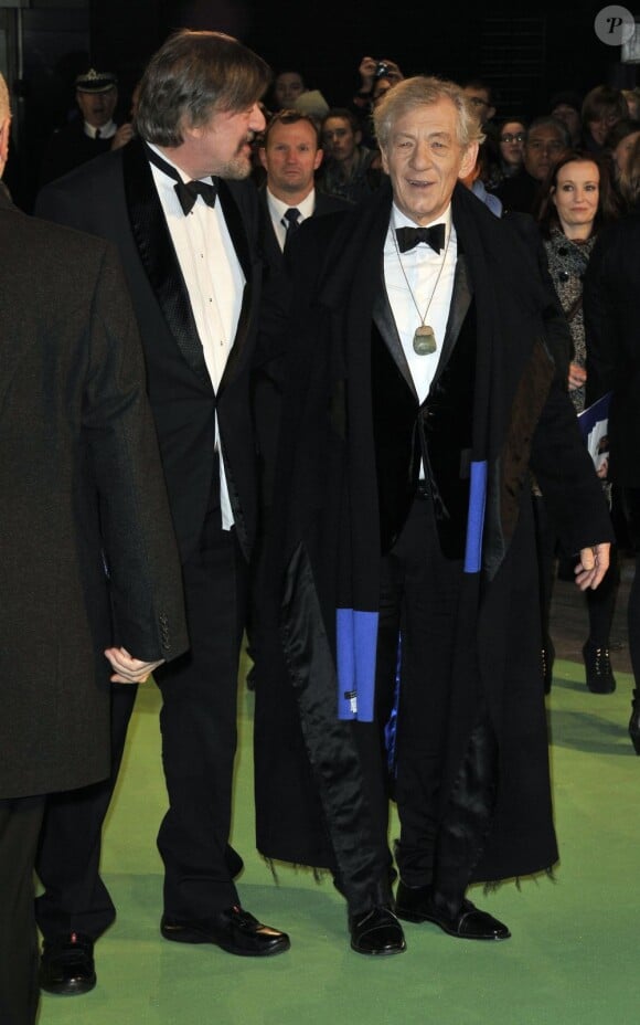 Stephen Fry et Sir Ian McKellen lors de l'avant-première royale de The Hobbit le 12 décembre 2012 à l'Odeon Leicester Square.