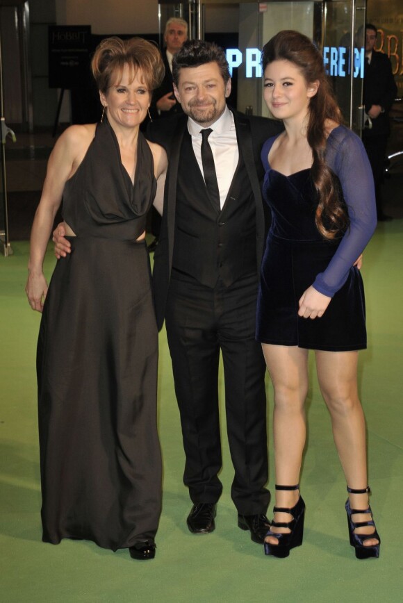 Andy Serkis avec sa femme et sa fille lors de l'avant-première royale de The Hobbit le 12 décembre 2012 à l'Odeon Leicester Square.