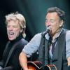 Jon Bon Jovi et Bruce Springsteen lors du concert de soutien aux victimes de l'ouragan Sandy, le 12 décembre 2012 à New York.