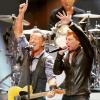 Bruce Springsteen et Jon Bon Jovi lors du concert de soutien aux victimes de l'ouragan Sandy, le 12 décembre 2012 à New York.