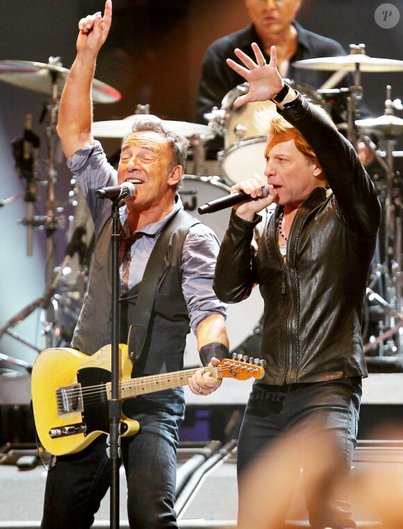Bruce Springsteen et Jon Bon Jovi lors du concert de soutien aux victimes de l'ouragan Sandy, le 12 décembre 2012 à New York.
