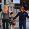 Cynthia Nixon dans les rues de New York avec son fils Charles et sa compagne Christine Marinori le 6 octobre 2012.