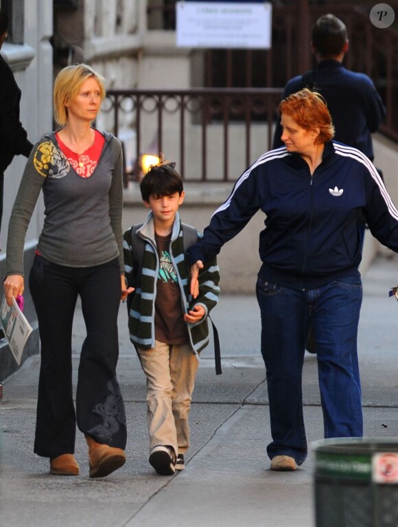Cynthia Nixon dans les rues de New York avec son fils Charles et sa compagne Christine Marinori le 6 octobre 2012.