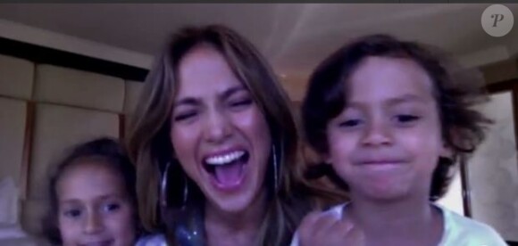 Jennifer Lopez et ses deux enfants appellent aux dons pour les besoins de la Croix Rouge, de Boys and Girls Clubs of America et Children's Hospital Los Angeles, le 12 décembre 2012.