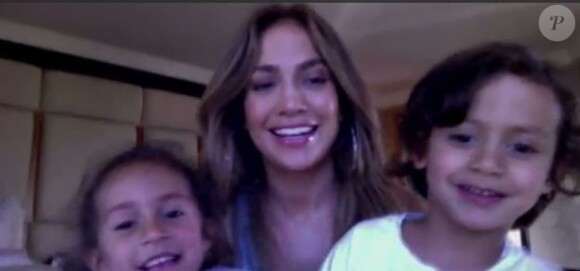 Jennifer Lopez et ses jumeaux appellent aux dons pour les besoins de la Croix Rouge, de Boys and Girls Clubs of America et Children's Hospital Los Angeles, le 12 décembre 2012.