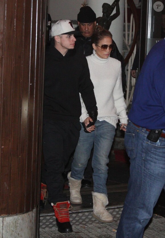 Jennifer Lopez et Casper vont voir Skyfall au cinéma à Stockholm en Suède le 4 novembre 2012.