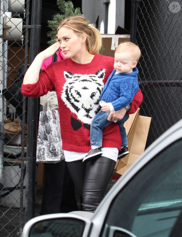 Hilary Duff et son fils Luca en virée shopping à West Hollywood, le 12 decembre 2012.
